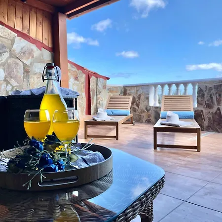 Chabela's Seaview Penthouse & Apartment Lajita