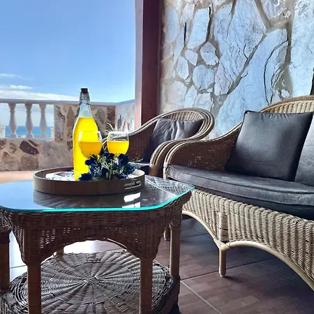 Chabela's Seaview Penthouse & Appartamento Lajita